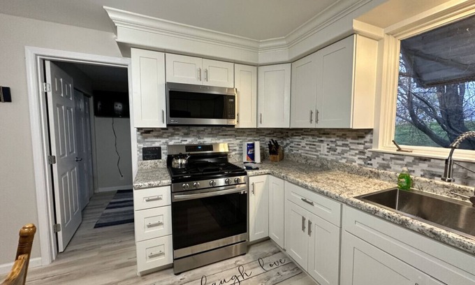 Keyesport Cottage | Relaxing 3 bedroom cottage right off Lake Carlyle