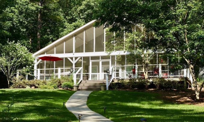 Lake Oconee House | Relaxing 3 bedroom home on quiet cove with large enclosed porch plus more!