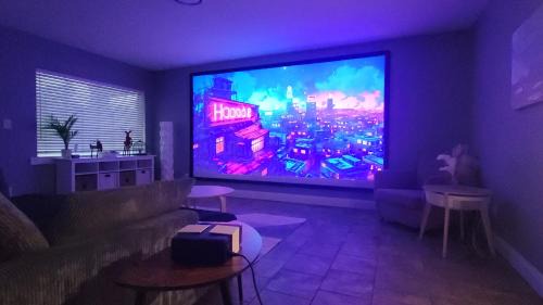 Jacksonville House | Relaxing 3-Bedroom w 150 Inch Projector & Pool Table