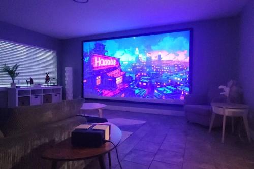 Jacksonville House | Relaxing 3-Bedroom With 150 Inch Projector & Pool Table
