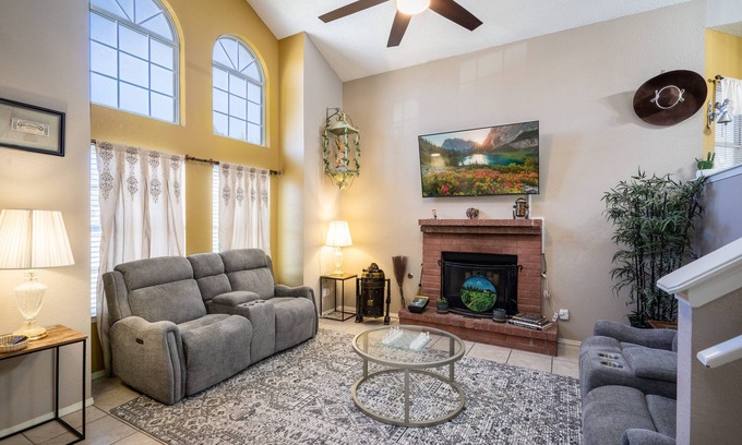 Northeast El Paso House | RELAXING 4 BDR HACIENDA W/FUTURISTIC SHOWERS
