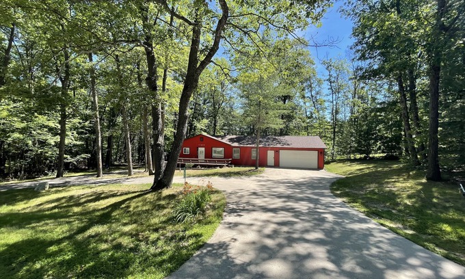 Higgins Lake House | Relaxing 4 BR home minutes to Higgins Lake, Au Sable River and Trails!