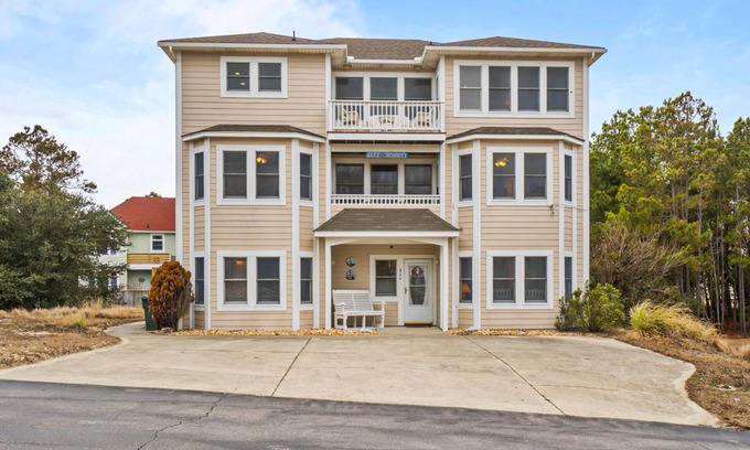 Currituck County House | Relaxing 6BR home with Private Pool, and Full Kitchen Near the Ocean