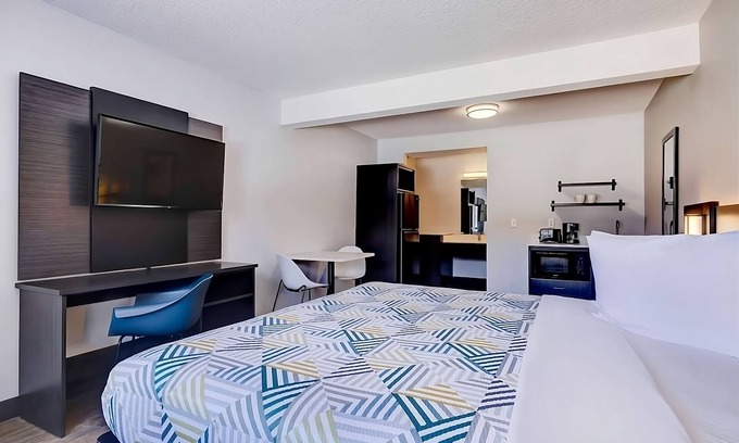Rock Springs House | Relaxing Accommodation, Close to Century West Park! Pets Allowed, Free Parking