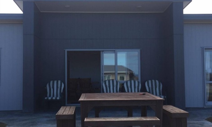 Baylys Beach House | Relaxing Bach great views
