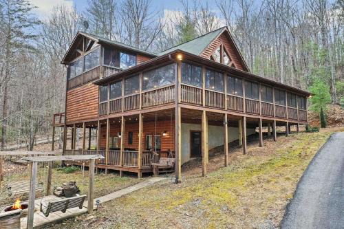 Blue Ridge Ski Chalet | Relaxing Cabin near Bear Claw Vineyard, Hot Tub, Game Room, Pet Friendly, sleeps10
