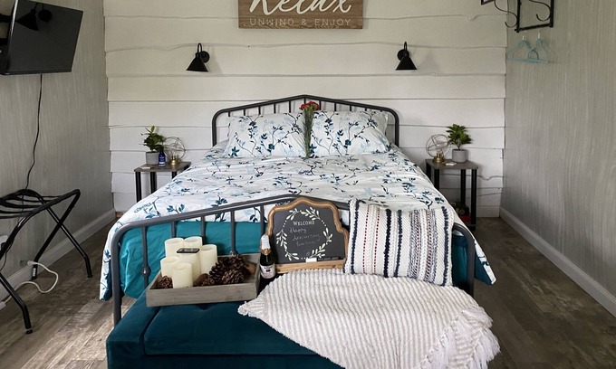 South Butler Cabin | Relaxing Cabin Retreat for 2 on Pond short drive to Fair Haven Beach