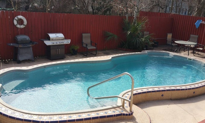Eastside Condo | Relaxing Condo in Beautiful Downtown Savannah with POOL!