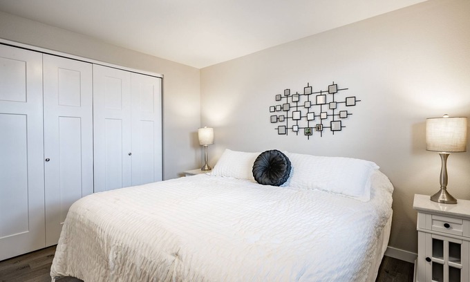 Birch Bay Condo | Relaxing Condo in BirchBay w KBed & Hot Tub - 106
