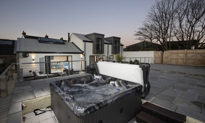 Illogan House | Relaxing Cornish Bliss with Hot Tub & Log Burner close to Beach & Country Walks