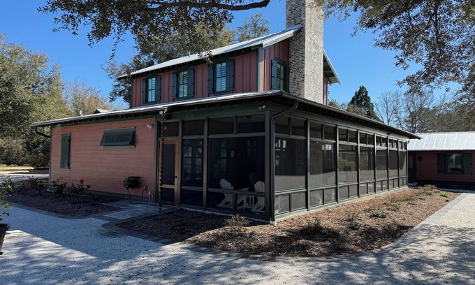 Russellville Cottage | Relaxing Cottage Getaway on the Lake with full water access. Sleeps 12.