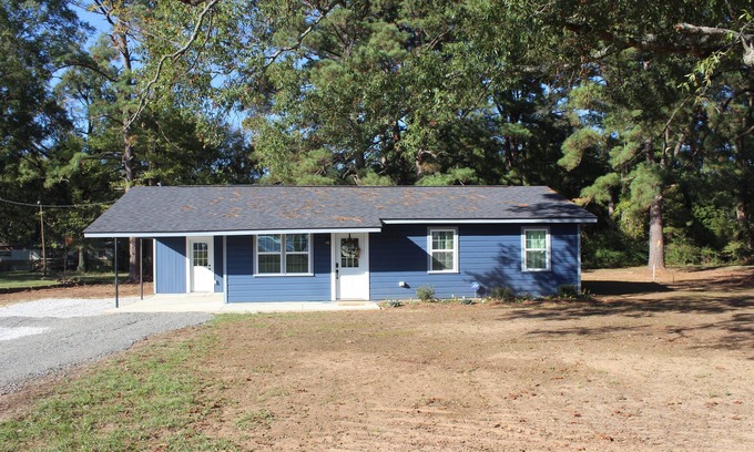 Oil City House | Relaxing country home 2 minutes from Caddo Lake! Pet Friendly!