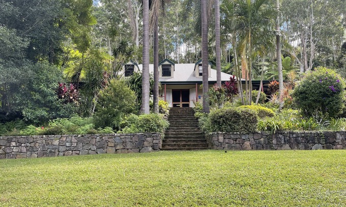 Booroobin House | Relaxing country retreat. Great for families and large groups.