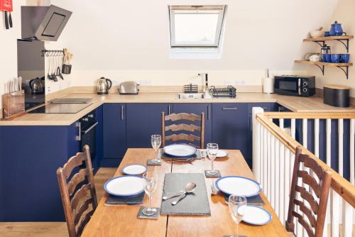 Harewood End House | Relaxing Countryside Retreat with Garden & Parking