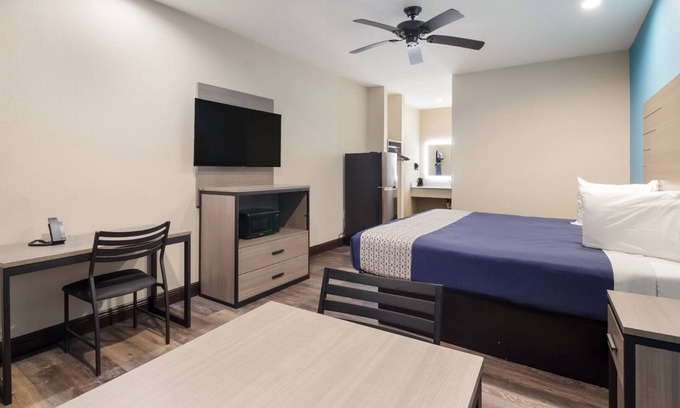 Hitchcock House | Relaxing Couple Stay w/Free Breakfast & Free Parking | Near Kemah Boardwalk