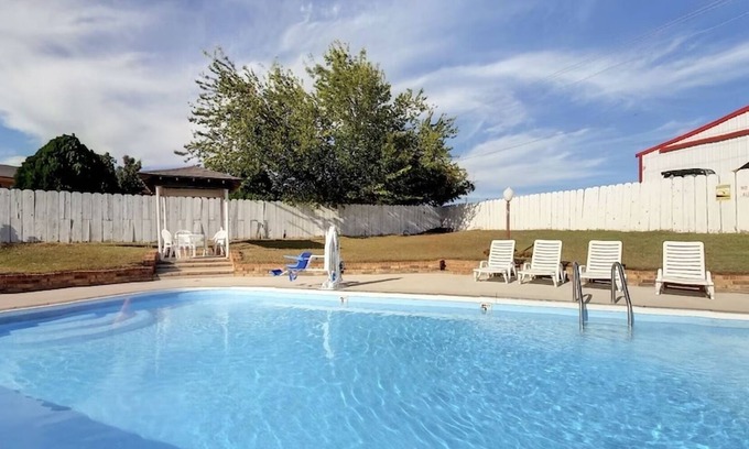Decatur Hotel | Relaxing Decatur Getaway | Budget-friendly Room | Relaxing Outdoor Pool