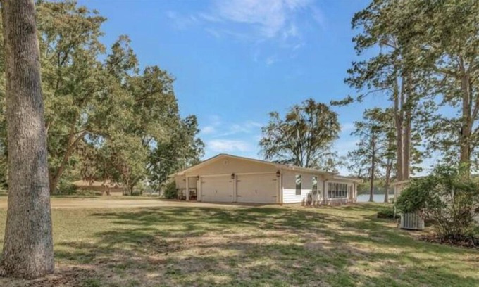 San Augustine House | Relaxing EastTx Lake House - Waterfront!
