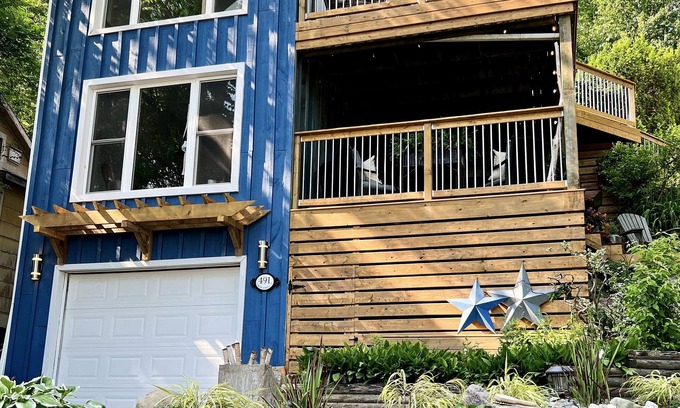 Central Elgin Apartment | Relaxing Erie Rest Retreat- water views- 2 min walk to the beach!