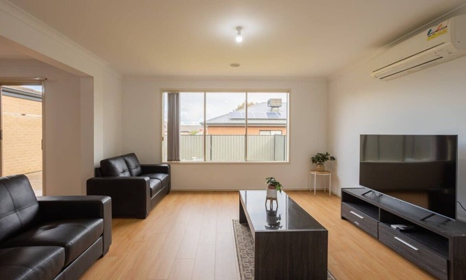 Tarneit House | Relaxing Family Home in the heart of Tarneit