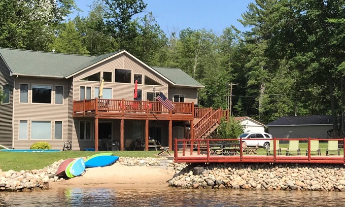 Gladwin House | RELAXING FAMILY RETREAT ON SECORD LAKE