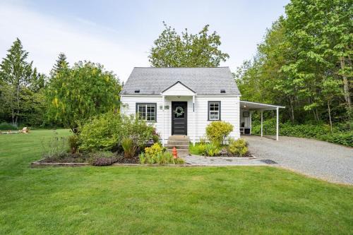 Gig Harbor House | Relaxing Farm Retreat- Fresh Eggs with Every Stay!
