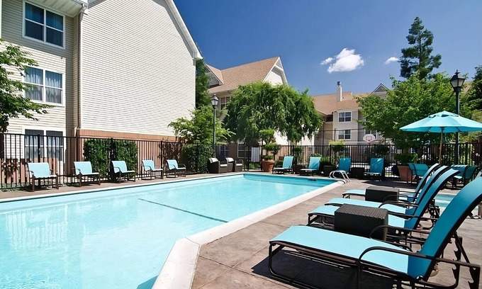Raisin Hotel | Relaxing Fresno Getaway: 3 Peaceful Rooms with Complimentary Breakfast | Pool