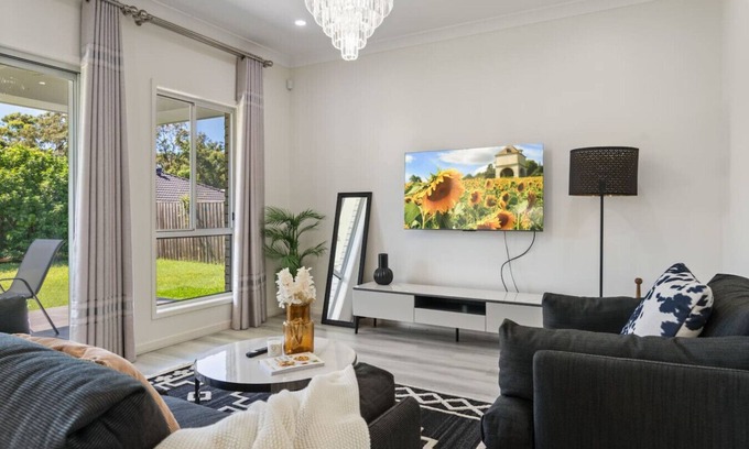 Thornlands House | Relaxing Getaway Near the Bay Stylish & Spacious