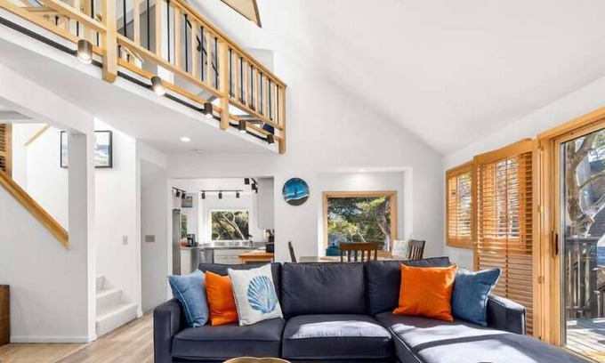 Eastside Santa Cruz House | Relaxing Getaway Overlooking Schwan Lagoon