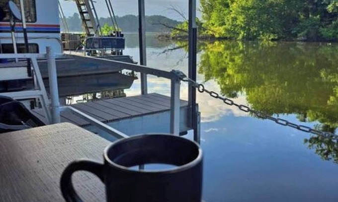 Hendersonville Boat Rental | Relaxing Getaway