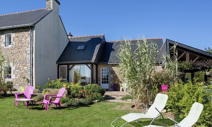 Querrien House | Relaxing gîte with terrace, near Pont-Aven