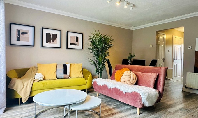 North West House | Relaxing Hideaway: Chic 2RB Townhouse Urban Oasis with Free Parking