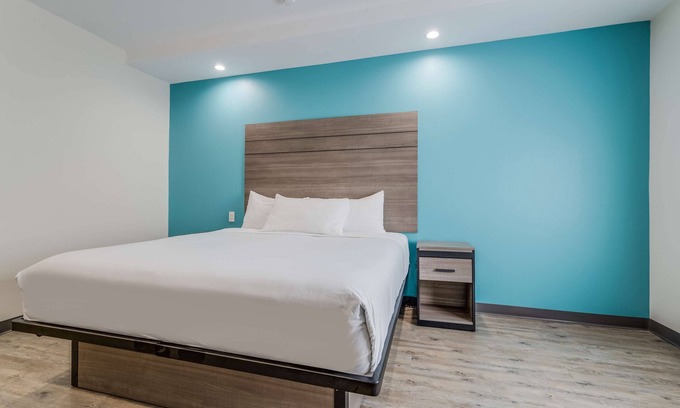 Katy Resort | Relaxing Hideaway to Katy! FREE BFast & Parking, Near Leonard E. Merrell Center!