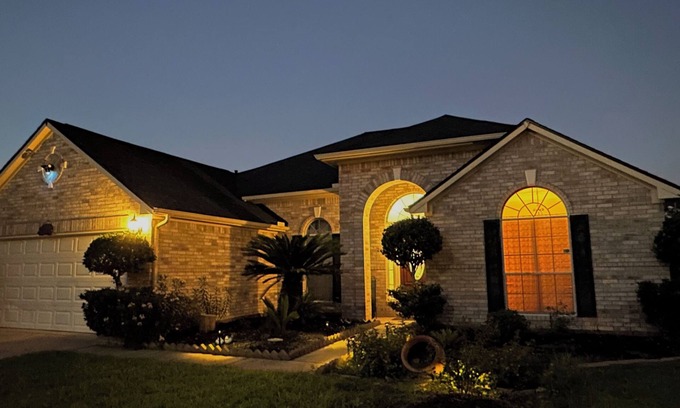 Tomball House | Relaxing home with Smart TVs in all Bedroom, Breakfast & Fast Tesla Charger