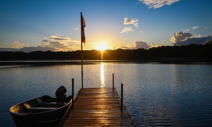 Lakefield Cottage | Relaxing Hot Diggity Dog Cottage Retreat at the Lake Edge Cottages!