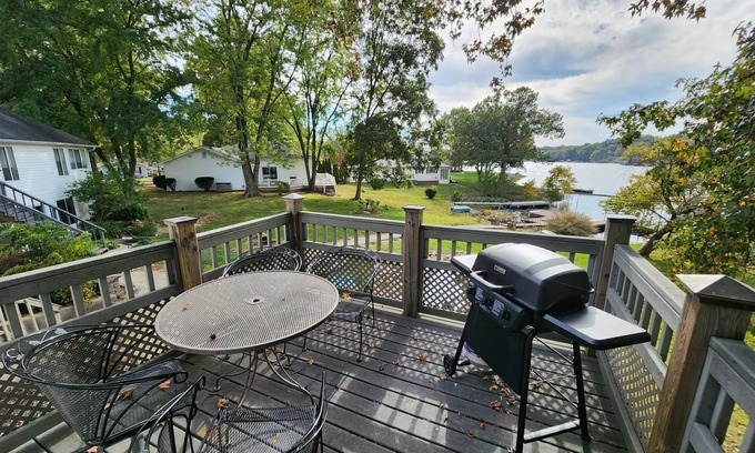 Marion House | Relaxing lake front home with beautiful view on the lake, sleeps 7.
