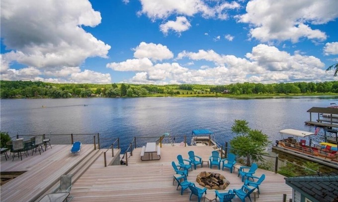 Findley Lake House | Relaxing Lake Front Property