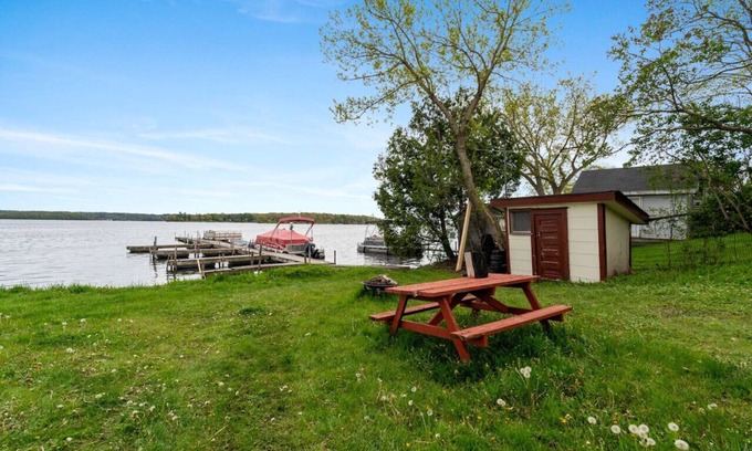 Otonabee-South Monaghan Cabin | Relaxing Lakefront Cabin