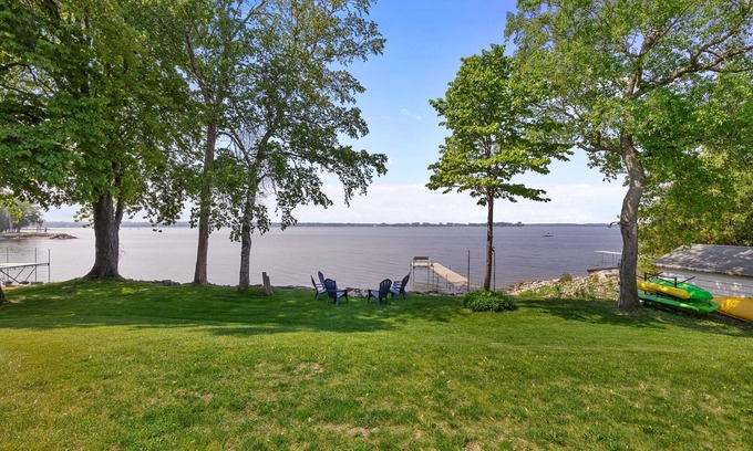 Sturgeon Bay Cottage | Relaxing Lakefront Cottage, Kayaks, Bikes, Fishing