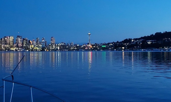 Seattle Boat Rental | Relaxing Live-Aboard Boat Moored in Seattle's Famous Lake Union