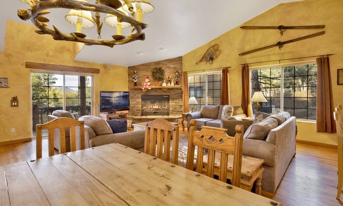 Upper Moonridge Cabin | Relaxing Moonridge Mountain Log Cabin Retreat w/Pool Table