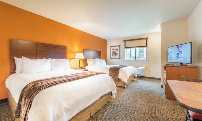 North Aurora Hotel | Relaxing North Aurora Stay | Pet-Friendly, Kitchen & Free Parking