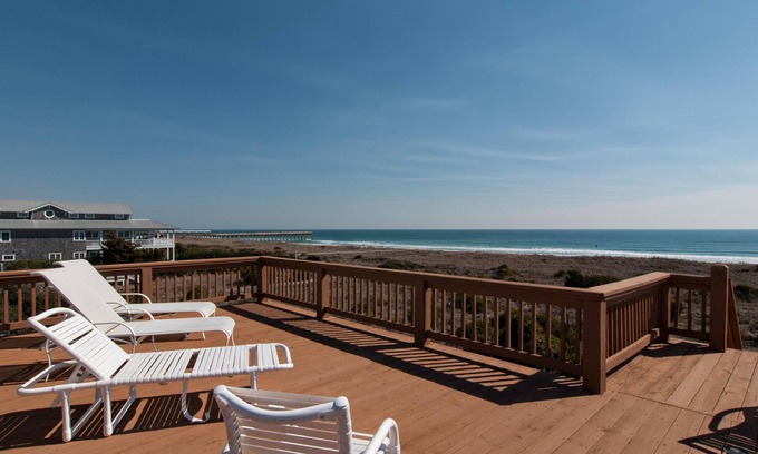 South End House | Relaxing oceanfront duplex with rooftop sun deck!