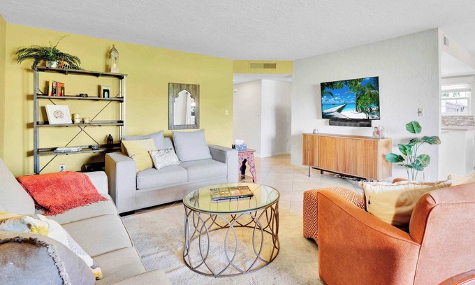 Palm Springs Apartment | Relaxing Palm Springs Condo with Pool Access