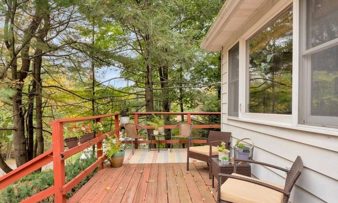 Greentown Cabin | Relaxing Pocono Getaway w/Lake Wallenpaupack access & Kayaks, Wifi, A/C, Firepit
