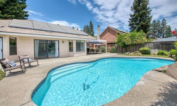 Raisin House | Relaxing Pool Paradise Near Top Attractions