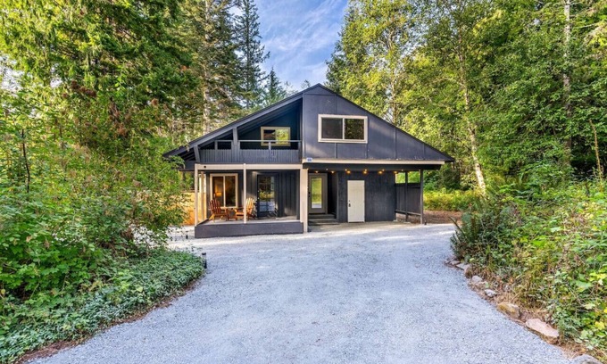 Ashford Cabin | Relaxing, Private Cabin w/Hot Tub & Generator near Mt Rainier!