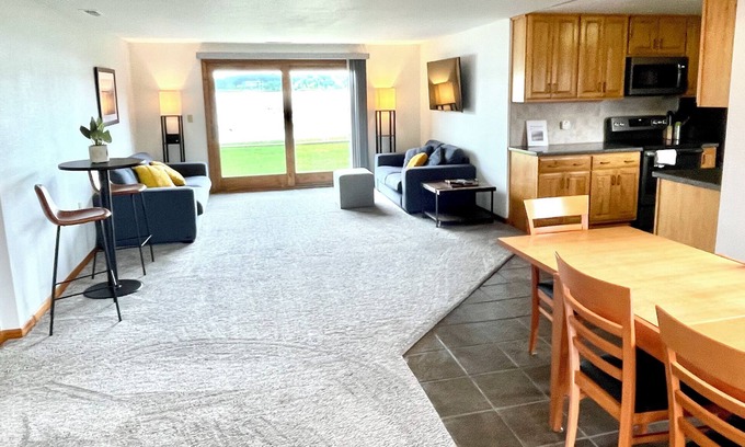 Pinckney House | Relaxing Ranch Style Waterfront Home-30 minutes from Ann Arbor