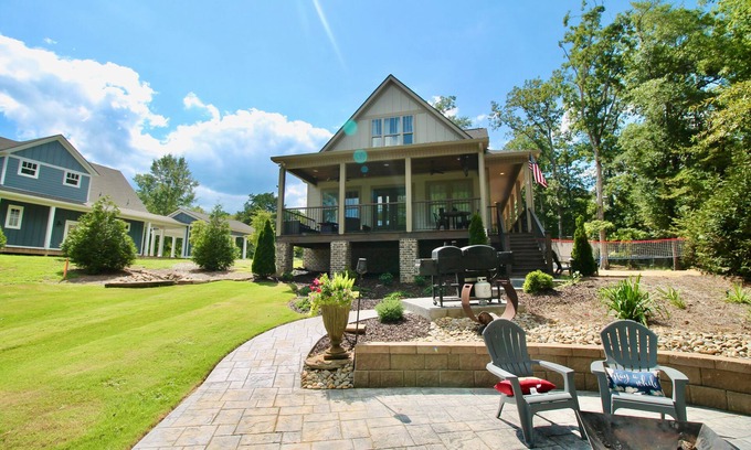 Northport House | Relaxing Retreat—Family Fun on Lake Tuscaloosa w/beach volleyball, games & dock!