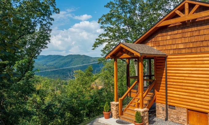Gatlinburg - Pigeon Forge Cabin | Relaxing retreat/Fantastic views!/Hot tub/King beds/Fire pit/Mins to GB PF
