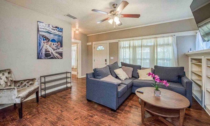 Tower District House | Relaxing Retreat Near Tower & Mural District